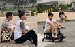 “Team qua đường” bắt gặp gia đình Hà Hồ - Kim Lý đi chơi: Bố mẹ chia nhau bế cặp sinh đôi, ngồi bệt ở vỉa hè chờ Subeo