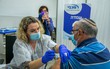 Hàng trăm người dân Israel mắc COVID-19 dù đã tiêm vaccine