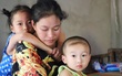 Chồng bỏ, người mẹ trẻ ôm 2 con khờ cầu cứu: 