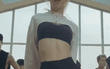 Rosé diện mốt “áo què” giống hệt Lisa nhưng netizen chỉ mải dán mắt vào vòng eo gây choáng
