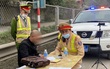 Uống rượu ngâm cây thuốc phiện, tài xế bị xử phạt vì dương tính với ma túy