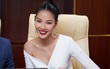 Hoàng Thùy nói gì khi bị đàn chị “chỉnh” về tiếng Anh trước Khánh Vân?