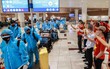 Ấm lòng khoảnh khắc tuyển Việt Nam được đồng bào chào đón tại UAE