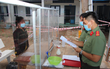 Công an An Giang đọc lệnh bắt giam bị can qua vách chắn phòng dịch