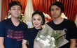 Sốc: Nữ ca sĩ thản nhiên kể chuyện rủ 2 con trai xem phim sex, còn hỏi 1 câu khiến 2 cậu thanh niên ngại đỏ mặt