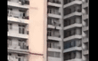 Người phụ nữ treo lơ lửng trên tầng 9 trong khi chồng cố níu tay giữ, diễn biến sau đó khiến ai nấy vô cùng ám ảnh