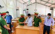 Níu kéo tình cảm bất thành, chồng ôm vợ rồi tẩm xăng đốt