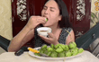 Diva bánh tráng trộn Cát Thy đổi nghề YouTuber nhưng bị dân mạng ném đá dữ dội, nguyên nhân từ 1 hành động kém duyên khi ăn?