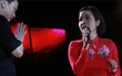 Diva Mỹ Linh hát hay đến mức nào: khán giả từ dưới chạy lên sân khấu chắp tay vái lạy, mắt rưng rưng như chực òa khóc?