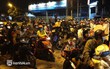 Đến 23h khuya 30/9, hàng trăm người dân vẫn dồn ứ tại cửa ngõ TP.HCM vì muốn về quê