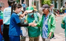 Những nụ cười mát lành giữa trưa hè từ xe nước miễn phí của Long Châu