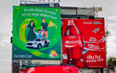 Dân tình phản ứng ra sao khi được loạt thương hiệu "réo" tên khắp các billboard?