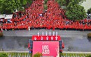 Tuyệt đối điện ảnh: 1360 người cao tuổi khoác áo cờ đỏ sao vàng, lập kỷ lục hát Quốc ca đầy xúc động