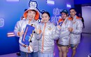 Bất chấp nắng nóng hơn 30 độ, người dân Cần Thơ đồng loạt khoác áo phao tại khu vực Công viên Sông Hậu