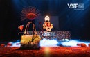 "Chơi trội" như CHAUTFIFTH: Tự may 20 bộ đồ Y2K, custom riêng từng đôi giày - cái túi cho dàn Miss World!