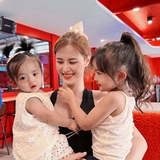 Con gái Đông Nhi hơn 1 tuổi đã "mê phấn son", có riêng bàn makeup xinh như công chúa