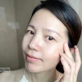 Không ai tin mẹ tôi đã 52 tuổi, tuyệt chiêu nằm ở cách bà vừa thoa vừa ấn tay lên mặt