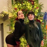 Trào lưu 'cây thông Noel trần trụi' của sao Hollywood gây tranh cãi