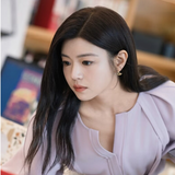 Nữ chính phim ngôn tình 42 tuổi vẫn xinh như búp bê, mặc đẹp đến nỗi gái trẻ phải cắp sách vở "học lỏm"