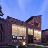 Nữ tiến sĩ chi gần 1,5 tỷ đồng xây “nhà xanh” 270m2 để cha dưỡng già: Tự phát điện, tự lọc nước, cả năm không tốn tiền điện