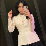 Vương phi Kate - Jisoo diện cùng 1 chiếc áo nhưng style khác biệt hoàn toàn