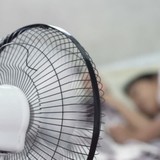 Bật quạt 8 tiếng qua đêm tốn bao nhiêu tiền điện? Người dùng làm thử nghiệm, bất ngờ khi so với điều hòa