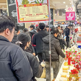 Quầy hàng trong siêu thị Aeon Mall được nhiều người quan tâm
