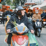 Cận cảnh Hàng Mã những ngày giáp Tết: Vắng bóng "nàng thơ" áo dài, khách Tây thích thú nhưng tiểu thương lại "ngồi chơi xơi nước"