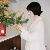 Tết 2026: Đừng chỉ cắm đào hay ly, thử ngay loài hoa "thơm thấu tâm can" này để phòng khách vừa sang vừa vượng khí, ngắm thôi cũng thấy cả một vườn xuân đắt giá!