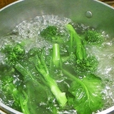 Mách bạn 6 mẹo luộc rau xanh ngát, không mất chất