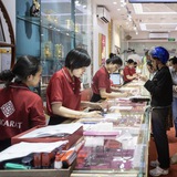 Sinh viên xếp hàng lấy tem phiếu mua vàng bạc ngày vía Thần Tài với thù lao 150.000 đồng/lượt