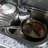 Chảo sạch như mới khi được vệ sinh bằng cách này: Không cần chà xát