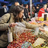 Đi chợ Tết tưởng dễ mà khó: 6 "cạm bẫy mua sắm" quen mặt khiến nhiều gia đình mất tiền oan trước Tết Nguyên đán