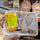 Mua gà đóng khay trong siêu thị: Nhân viên tiết lộ chi tiết "vàng" nhiều người bỏ qua