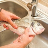 3 sai lầm khiến cá càng rửa càng tanh