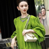 Nhìn Tống Tổ Nhi diện xanh lá mới thấy: Đây là màu "vượng vận" nhất tháng 5, gọi tên 3 con giáp cứ mặc là tiền tài nở rộ