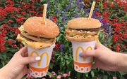 Gắn bánh hamburger lên nắp cốc nước ngọt, việc ít ai ngờ lại gây &quot;bão&quot; cộng đồng mạng ở Nhật Bản
