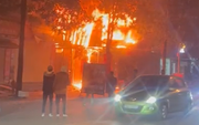 Hà Nội: Cháy lớn tại ki ốt ở Hà Đông, một cửa hàng sửa chữa xe máy bị đổ sập