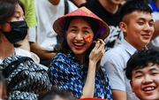 Hoà Minzy "múa quạt" cổ vũ đội tuyển bóng rổ Việt Nam: Đáng yêu khoảnh khắc chia sẻ đồ ăn, tiếp sức cho NHM