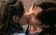 Nụ hôn mãnh liệt trên phim gây sốt