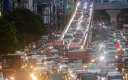 Người Hà Nội chật vật tìm lối thoát trong mưa dông giăng kín trời