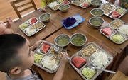 Bà mẹ Hà Nội chia sẻ thực đơn bữa ăn của con ở trường mầm non gây "sốt": Ngon ơi là ngon mà giá lại rẻ!