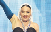 Chạy trốn vì sợ cướp rượt đuổi, fan nữ qua đời khi sang Brazil xem concert 1,6 triệu người của Madonna