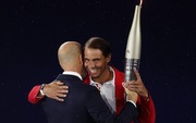 Một cái ôm và khoảnh khắc trao đuốc sáng bừng danh vọng tại Olympic 2024 của Zidane và Rafael Nadal, hai tượng đài thể thao thế giới với những thành tích đồ sộ!