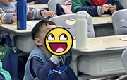 Đang giảng bài, cô giáo sững người khi thấy hành động lạ của học trò: Không thể nhịn cười!