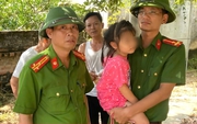 Giải cứu an toàn bé gái 4 tuổi bị bố đẻ treo lên trần nhà ở Bắc Ninh