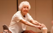 Bí quyết sống khoẻ 'không hề khó' của giáo viên dạy yoga 102 tuổi