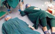 Bức ảnh 2 bác sĩ phẫu thuật nằm trên sàn phòng mổ lạnh lẽo viral khắp mạng