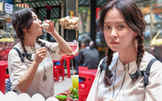 Song Ji Hyo ăn thử món kinh dị "khó nuốt" của người Việt, phản ứng sau đó mới bất ngờ