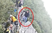 Kinh hãi khoảnh khắc người leo núi ngã khỏi vách đá 40m vì mải… chụp selfie, cái kết khiến ai cũng há hốc mồm!